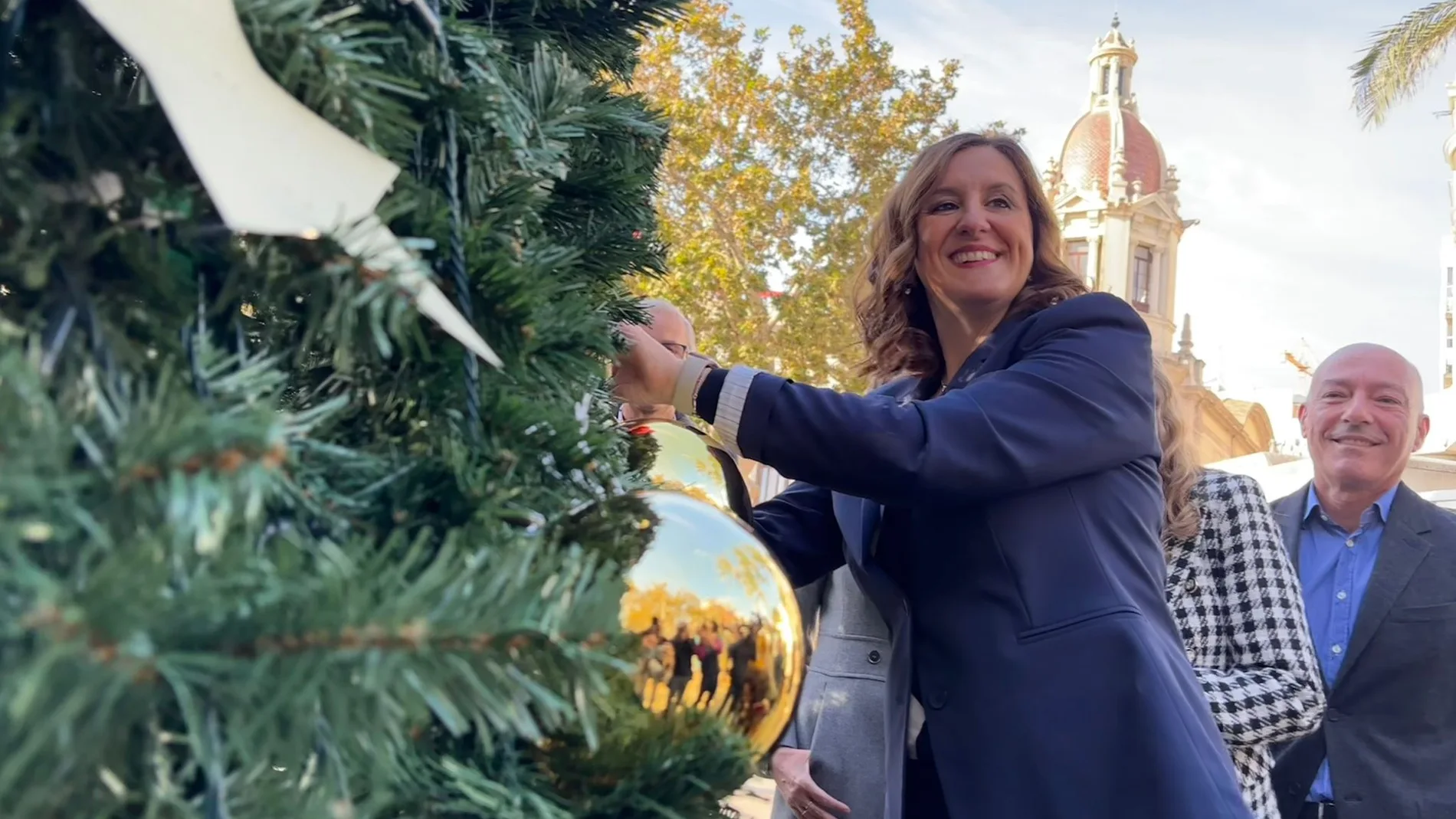 Nueve mil flores de Pascua y árboles de Navidad en todos los barrios: Valencia celebra las fiestas por todo lo alto
