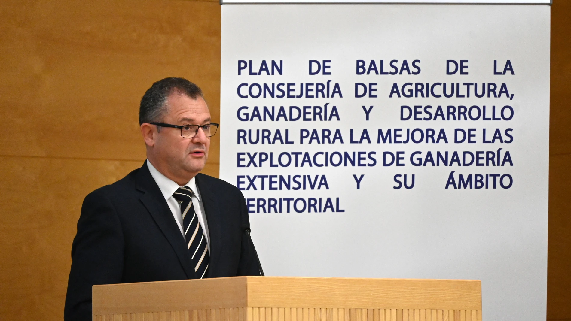 El consejero de Agricultura y Ganadería, Gerardo Dueñas, presenta el plan