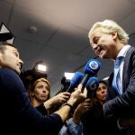 Geert Wilders responde a la prensa este lunes en La Haya