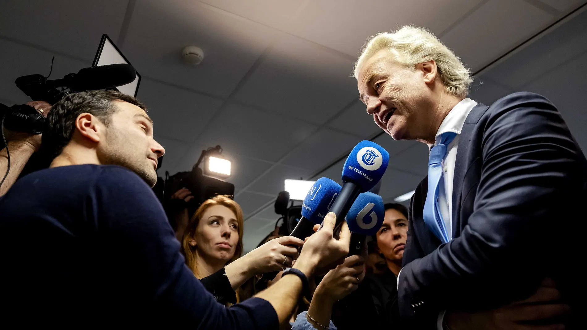 Den Haag (Netherlands), 27/11/2023.- Far-right PVV leader Geert Wilders speaks to the press in The Hague, The Netherlands, 27 November 2023, about the immediate departure of his 'coalition scout' Gom van Strien. The PVV senator van Strien is associated with fraud following accusations by his former employer Utrecht Holdings of fraud and bribery. (Elecciones, Países Bajos; Holanda, La Haya) EFE/EPA/Robin van Lonkhuijsen