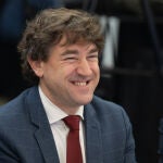 Eneko Andueza protagoniza un desayuno informativo