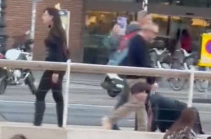 La mujer paseando a un hombre como si un perro se tratase por las calles de Valencia