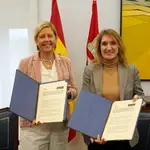 La consejera de Educación, Rocío Lucas, y la directora de proyectos educativos de la Fundación Princesa Girona, Sandra Camós, suscriben el acuerdo