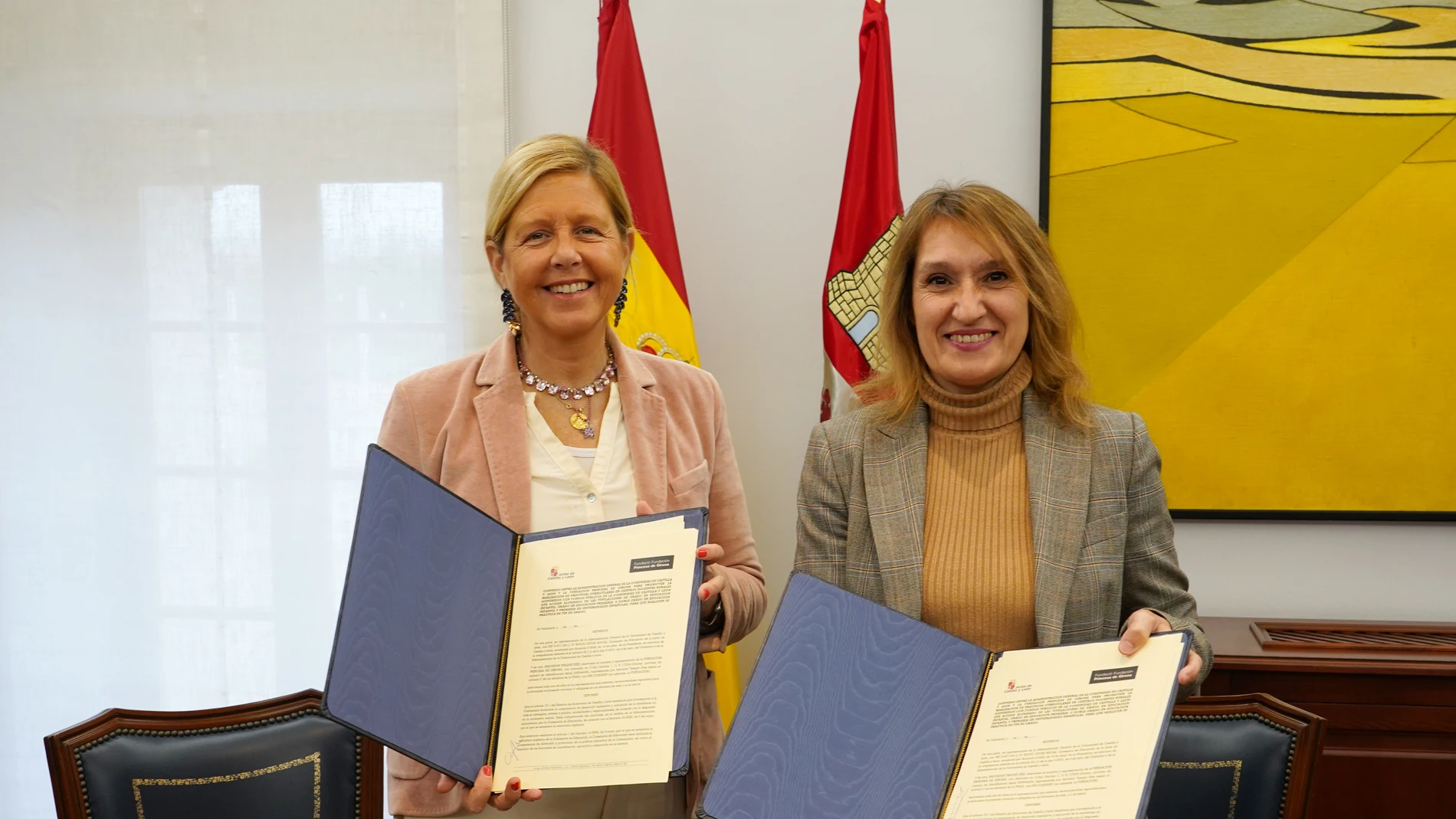 La consejera de Educación, Rocío Lucas, y la directora de proyectos educativos de la Fundación Princesa Girona, Sandra Camós, suscriben el acuerdo