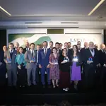 Foto de familia de premiados y autoridades tras la entrega de los V Premios Andalucía de LA RAZÓN