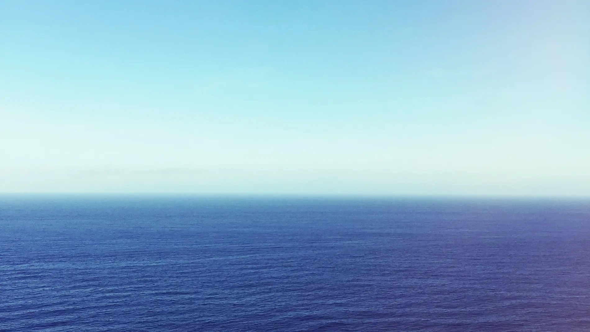 Océano azul bajo cielo azul