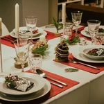 Mesa preparada para la cena de Nochebuena