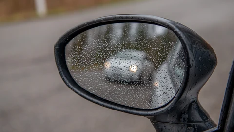 ¿Cómo evitar que los retrovisores del coche se empañen?