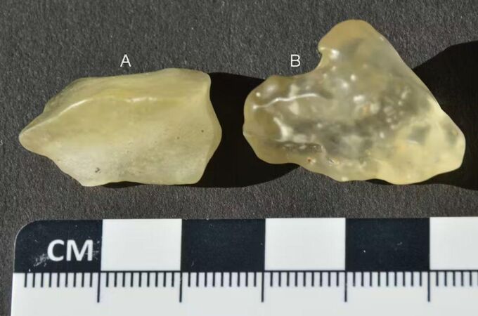 Trozos de vidrio amarillo encontrados en el desierto de Libia que fueron objeto del estudio