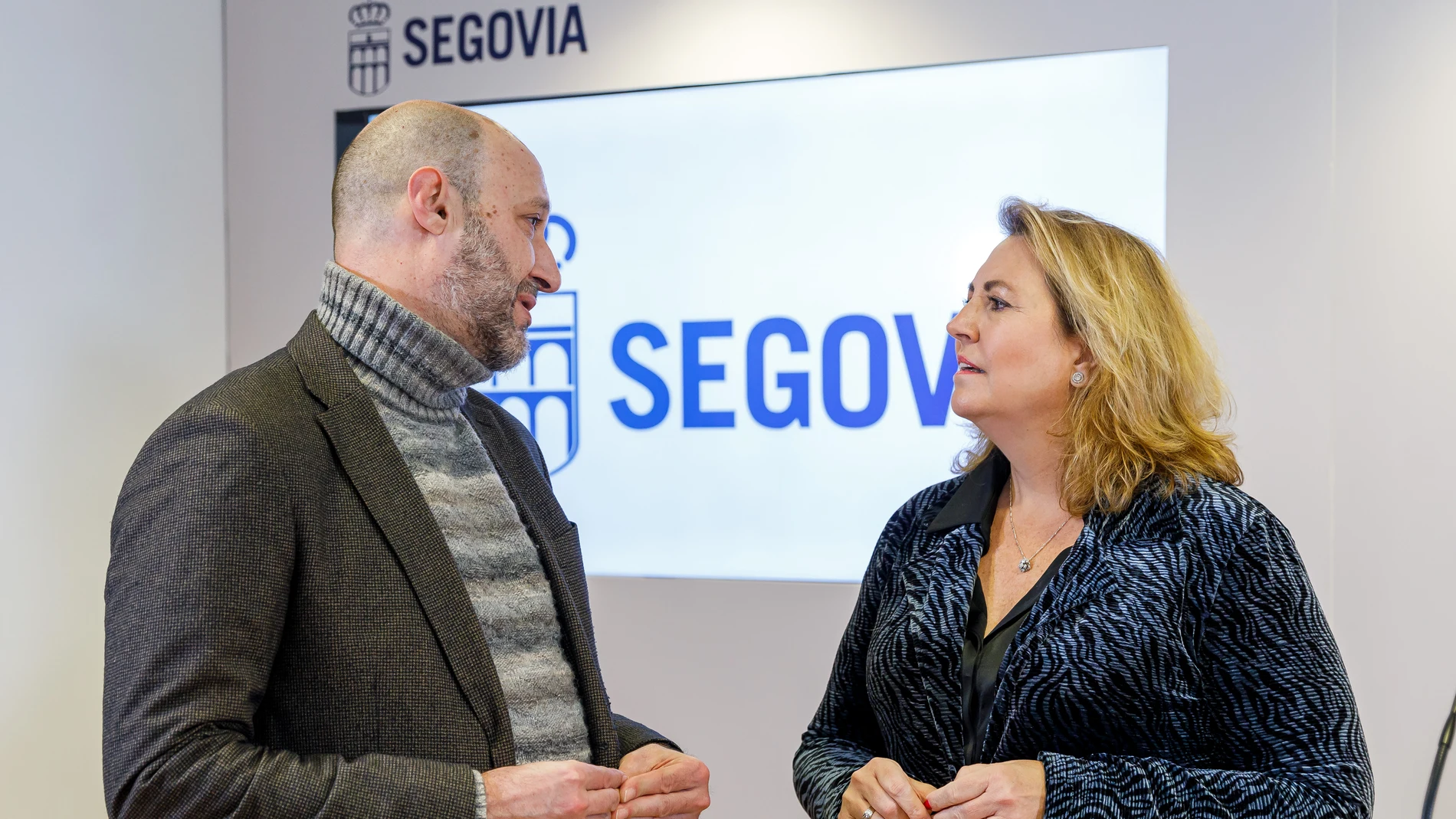 La concejala de Turismo, Innovación, Digitalización y Promoción Económica, May Escobar, y el representante de la productora Pokeepsie films, Carlos Baeza, informan sobre el rodaje en Segovia de la serie ‘Santuario’