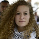 O.Próximo.- Israel añade a 50 palestinas, entre ellas la activista Ahed Tamimi, a la lista de posibles excarcelaciones