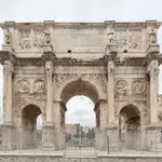 Una imagen del arco de Constantino de Roma, creado a partir de restos arquitectónicos