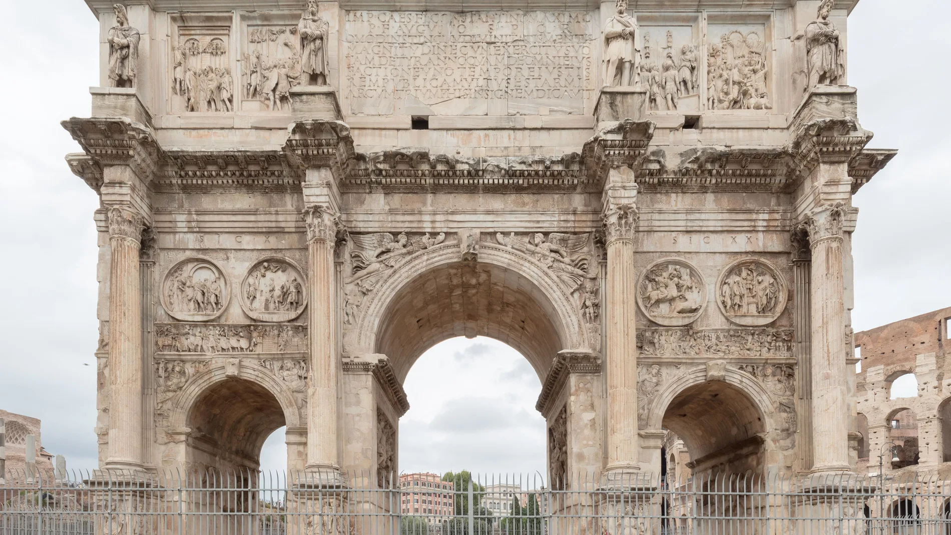 Una imagen del arco de Constantino de Roma, creado a partir de restos arquitectónicos