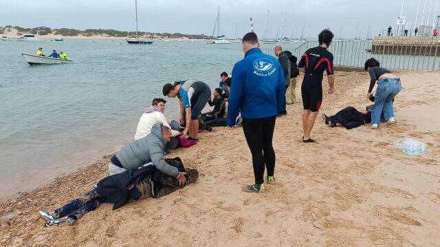 Buscan la narcolancha que huyó tras obligar a tirarse al mar a 35 inmigrantes en Cádiz