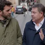 Emiliano García-Page pasea charlando junto a Gonzo por las calles de Madrid