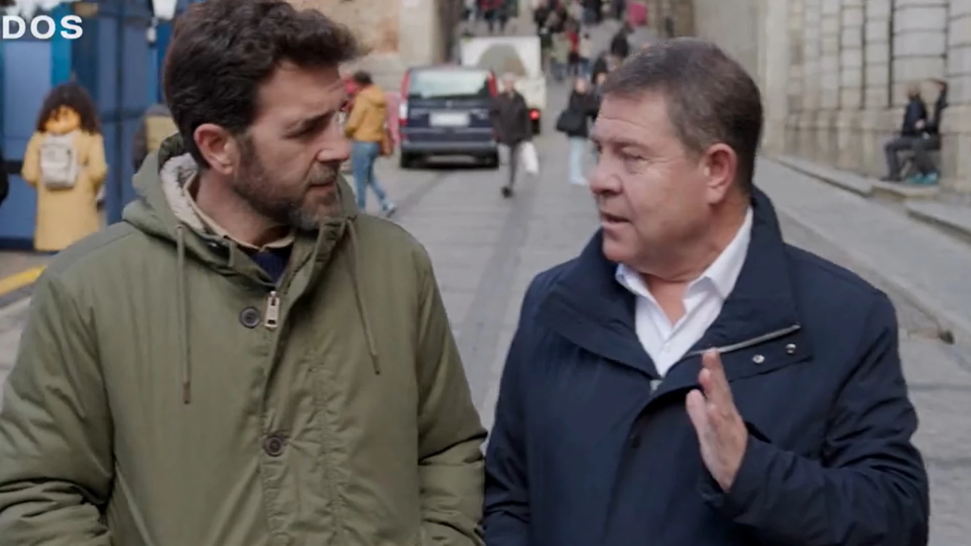 Emiliano García-Page pasea charlando junto a Gonzo por las calles de Madrid