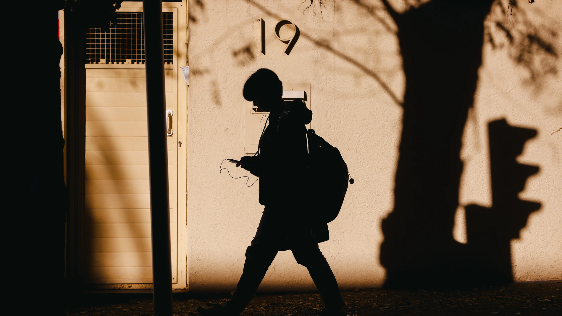 Un joven pasea con un teléfono móvil