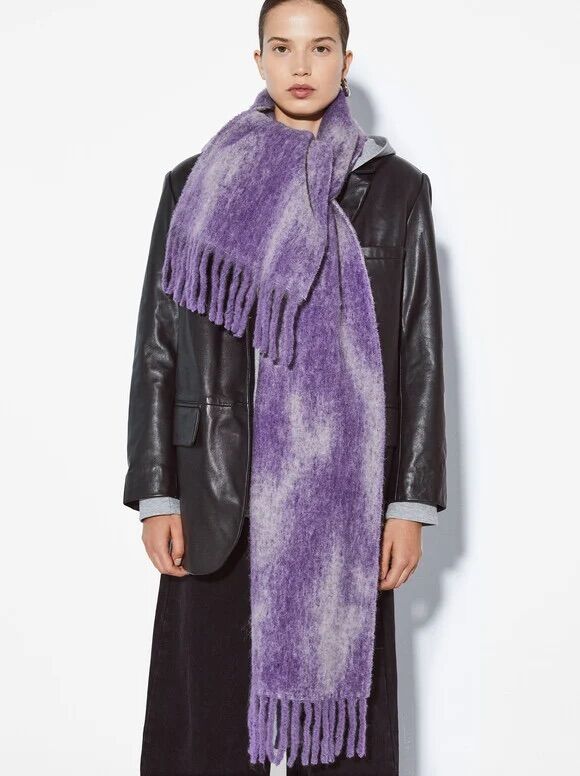 Bufanda de lana en violeta.
