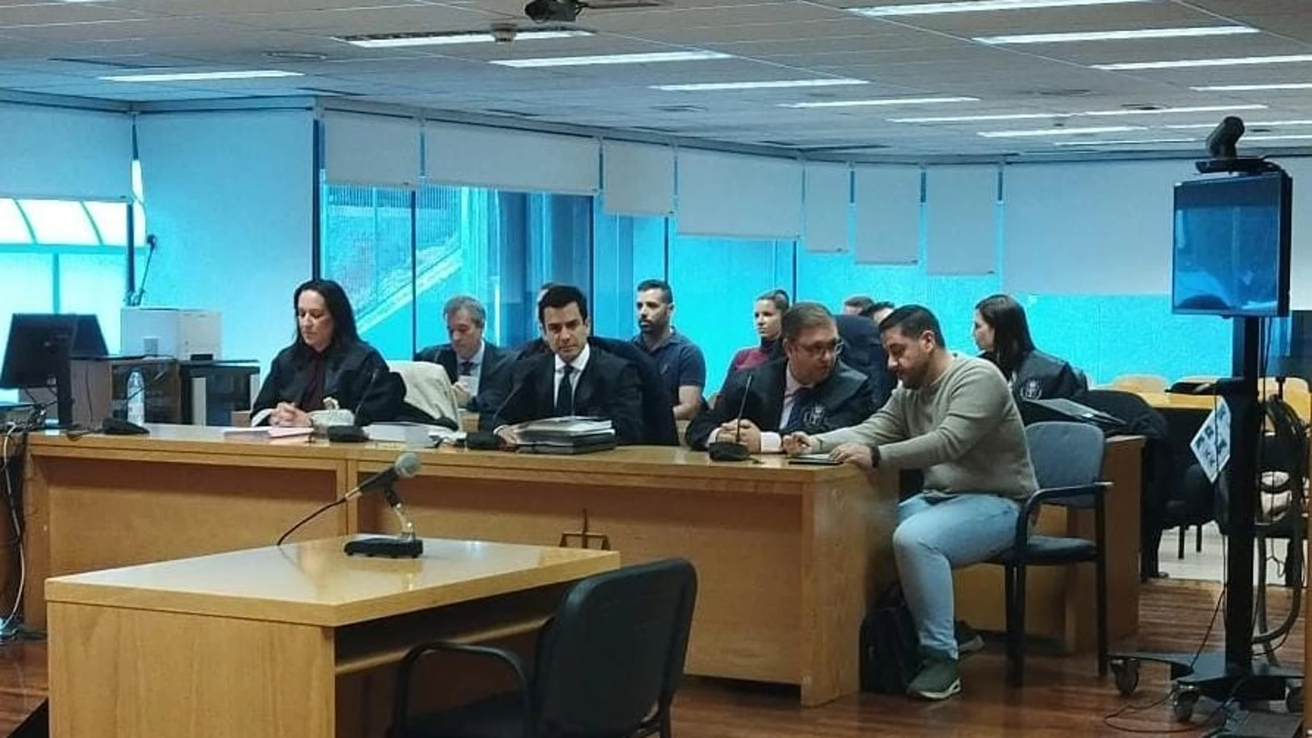MADRID.-Un jurado absuelve a los policías de la 'patada en la puerta' y respalda el uso del ariete