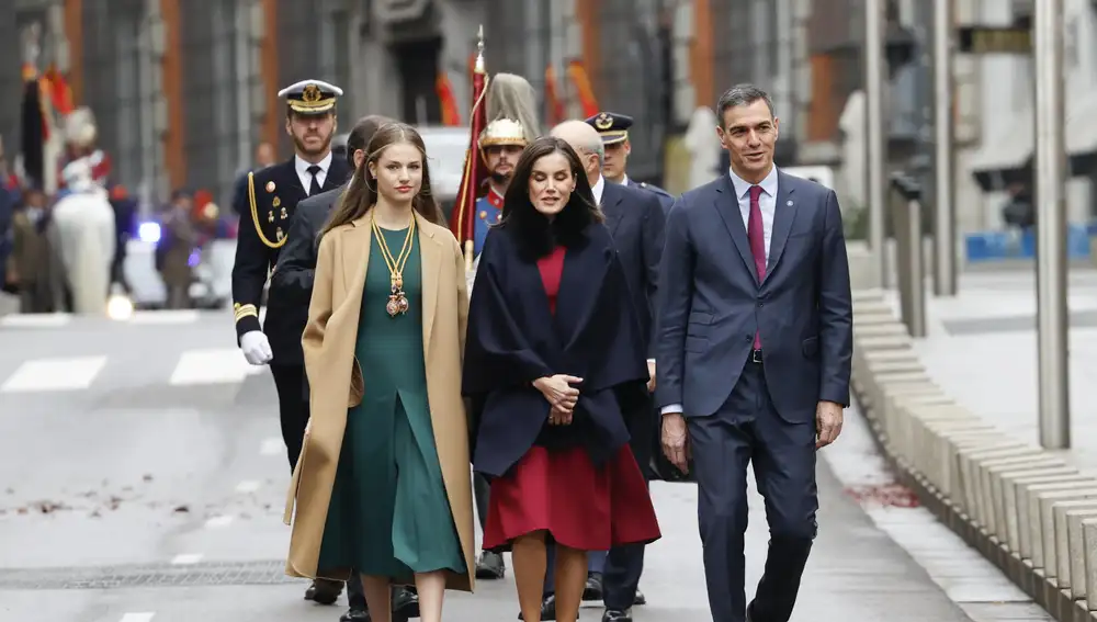 La Princesa Leonor y la Reina Letizia a su llegada al Congreso.