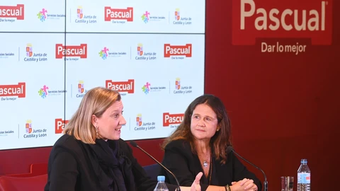 Isabel Blanco junto con Sonia Pascual durante la firma del convenio
