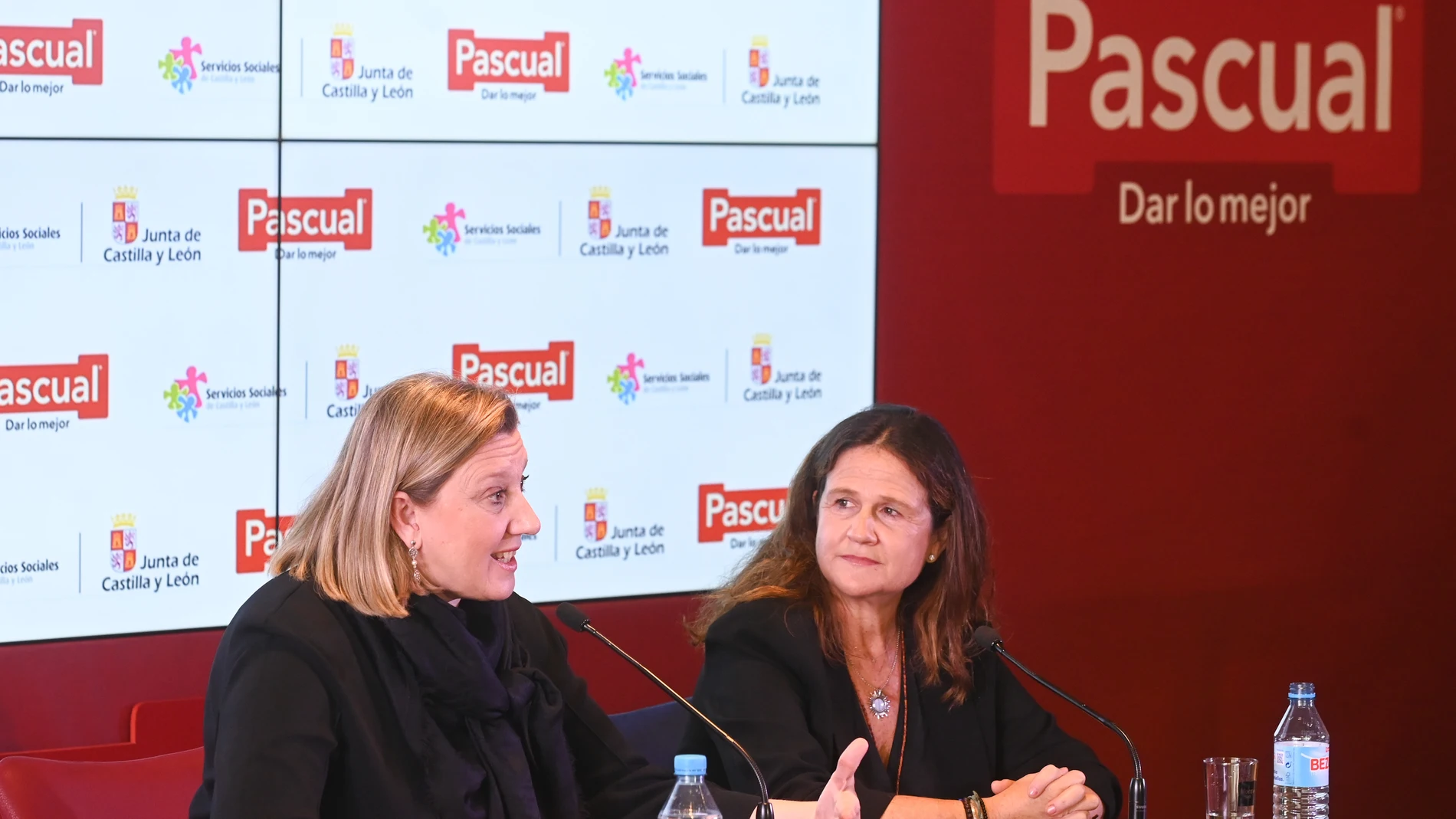 Isabel Blanco junto con Sonia Pascual durante la firma del convenio