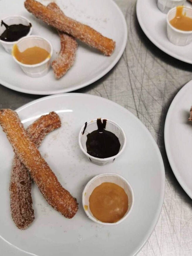 Los churros con chocolate y mermelada en la fiesta