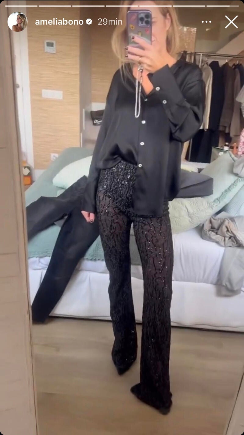 Amelia Bono con leggings transparentes.