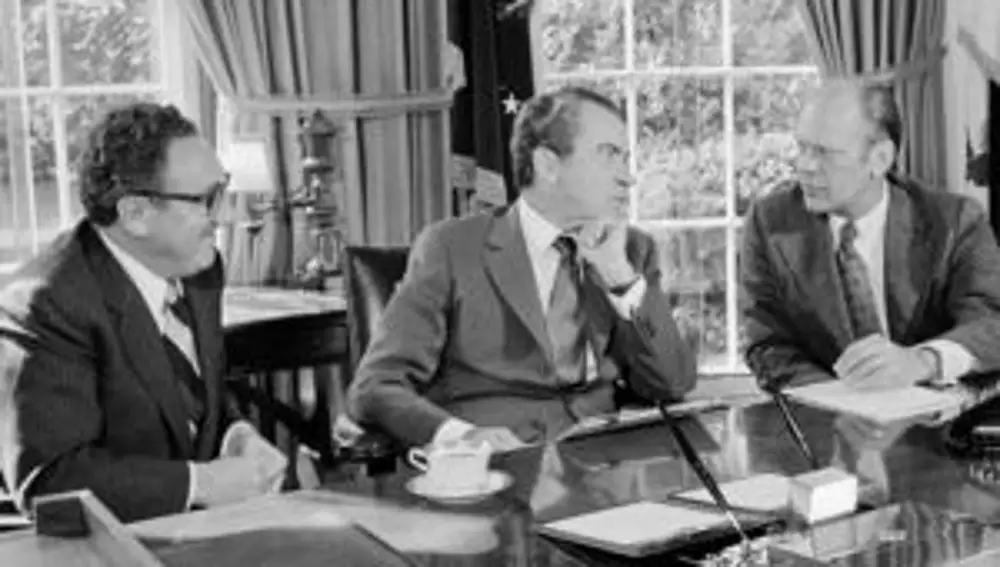 El presidente de EEUU, Richard Nixon, reunido con el vicepresidente y congresista designado, Gerald Ford, el secretario de Estado, Henry Kissinger