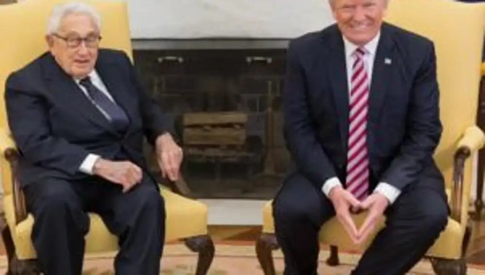 El presidente de EEUU Donald Trump reunido con el ex asesor de Seguridad Nacional y ex secretario de Estado Henry Kissinger, el miércoles 10 de mayo de 2017, en la Oficina Oval de la Casa Blanca.