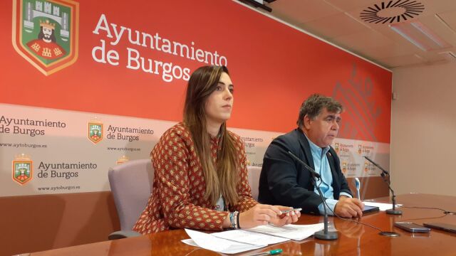 Andrea Ballesteros, portavoz del Gobierno de Burgos, y Manuel Manso, concejal de Urbanismo, atienden a la prensa