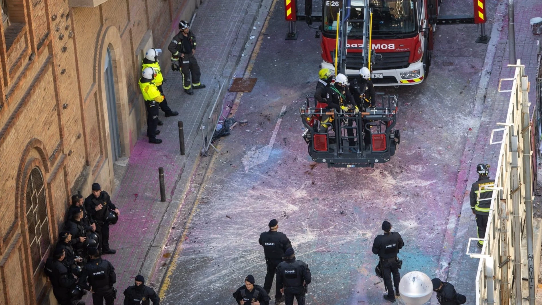 Los Mossos culminan con éxito los desalojos de las casas "okupadas" de la Ruina y el Kubo en Barcelona e identifican a siete personas