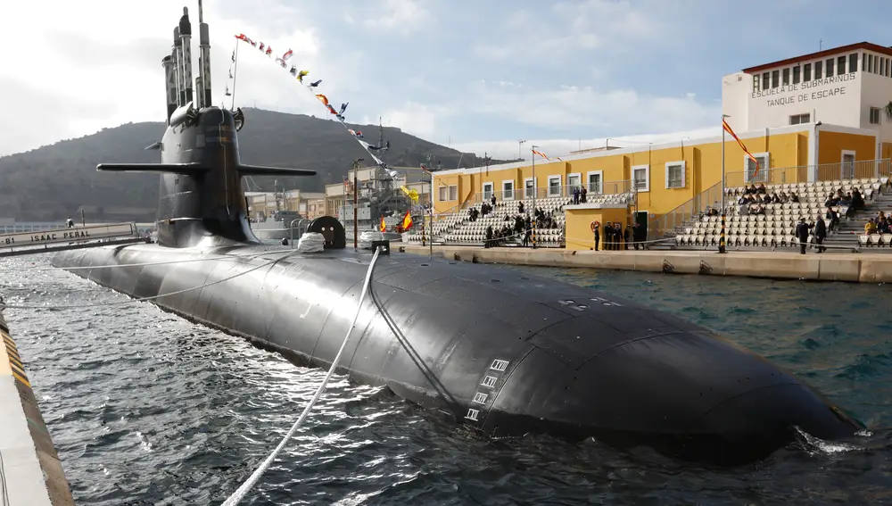 La Armada recibe en Cartagena el submarino S-81 Isaac Peral en presencia de Robles