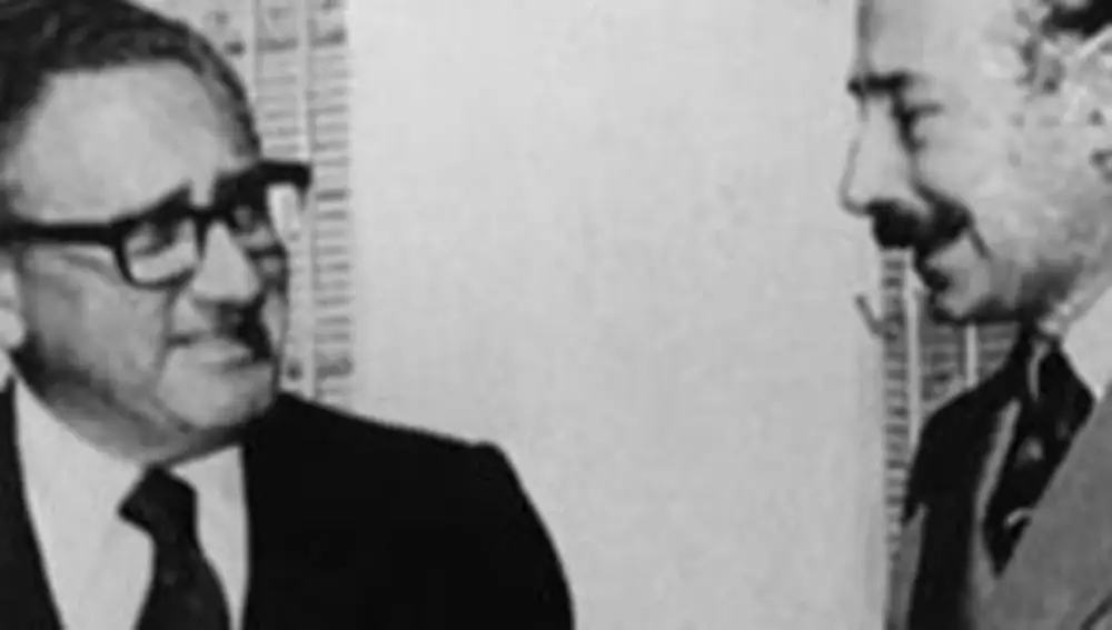 Jorge Rafael Videla, militar y dictador argentino junto con Henry Kissinger.