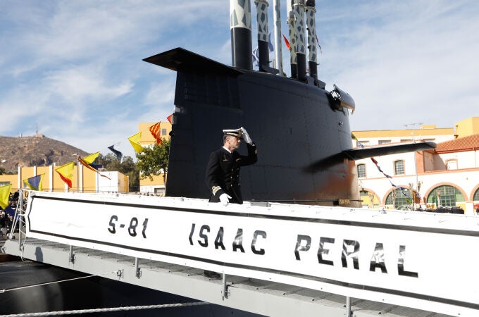 La Armada recibe en Cartagena el submarino S-81 Isaac Peral en presencia de Robles