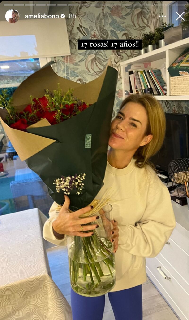 Manuel Martos regala a Amelia Bonos un ramo de rosas por el día en el que se conocieron