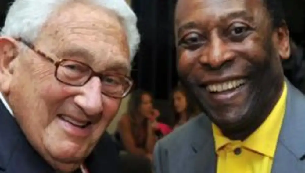 Kissinger junto al futbolista legendario Pelé en 2012.