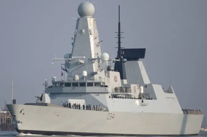La Royal Navy despliega en el Golfo su destructor HMS Diamond, uno de los más letales