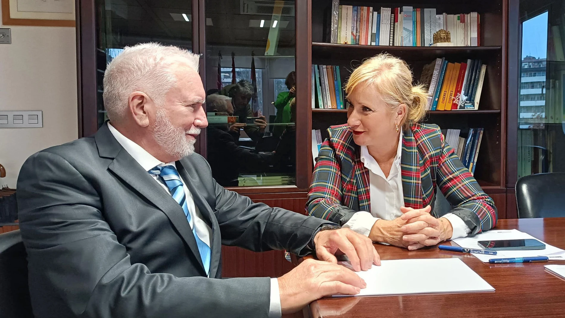 La delegada de la Junta, Leticia García, junto con el presidente ejecutivo de la compañía, Macario Fernández