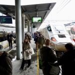 La alta velocidad entre Madrid y Asturias celebra su primer viaje comercial en una jornada con 2.200 billetes vendidos y “sueños cumplidos”
