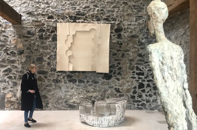 «Homme qui marche II», de Giacometti, junto a algunas piezas de Chillida