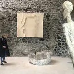 «Homme qui marche II», de Giacometti, junto a algunas piezas de Chillida