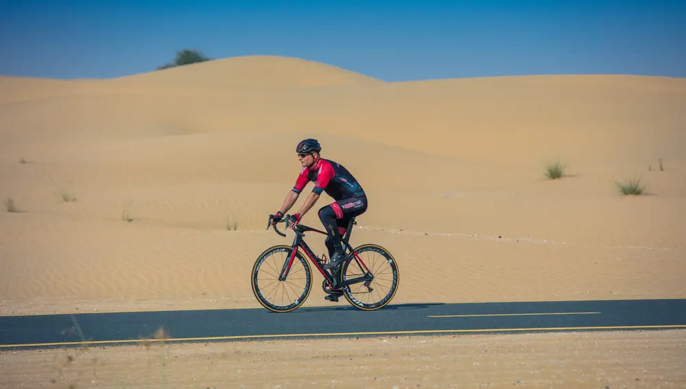 Una de las rutas que se pueden hacer en bici por el desierto de Dubái
