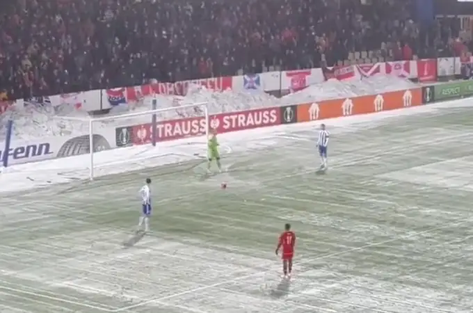 Situación insólita en la Conference League: los aficionados del HJK Helsinki lanzan bolas de nieve contra su portero