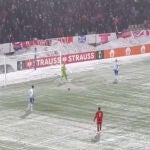 Situación insólita en la Conference League: los aficionados del HJK Helsinki lanzan bolas de nieve contra su portero