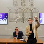 El diputado David Mingo y el Mago Cess durante la presentación