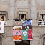 El Ayuntamiento de Barcelona ha desplegado el Tapiz Memorial por el Día Mundial del Sida