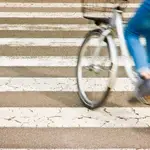 ¿Cómo deben actuar los ciclistas en los pasos de peatones?