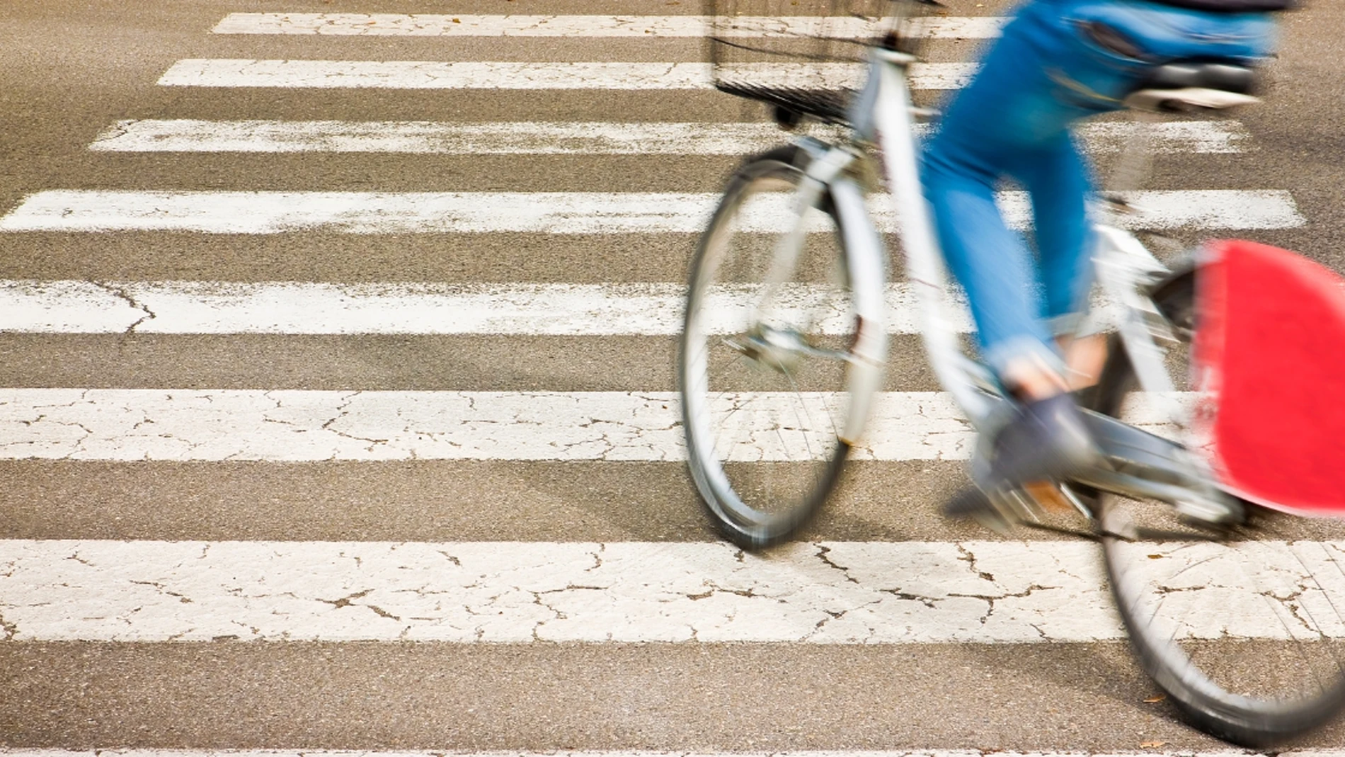 ¿Cómo deben actuar los ciclistas en los pasos de peatones?