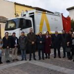 González Gago entrega de un nuevo vehículo de recogida de residuos a la mancomunidad vallisoletana Bajo Pisuerga